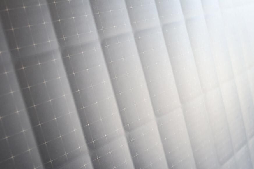 Das flexible und super leichte Solarmodul aus monokristallinen Halbzellen von Solago wird in der Nahaufnahme gezeigt.